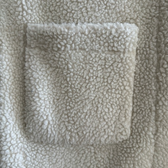 Size M white winter coat. Outside is Sherpa and inside is suede. Hood and zipper - Picture 2 of 7